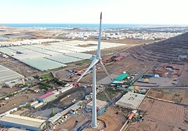 El aerogenerador del parque Renove II ya está instalado en el recinto de Ayagaures Medioambiente en Agüimes.