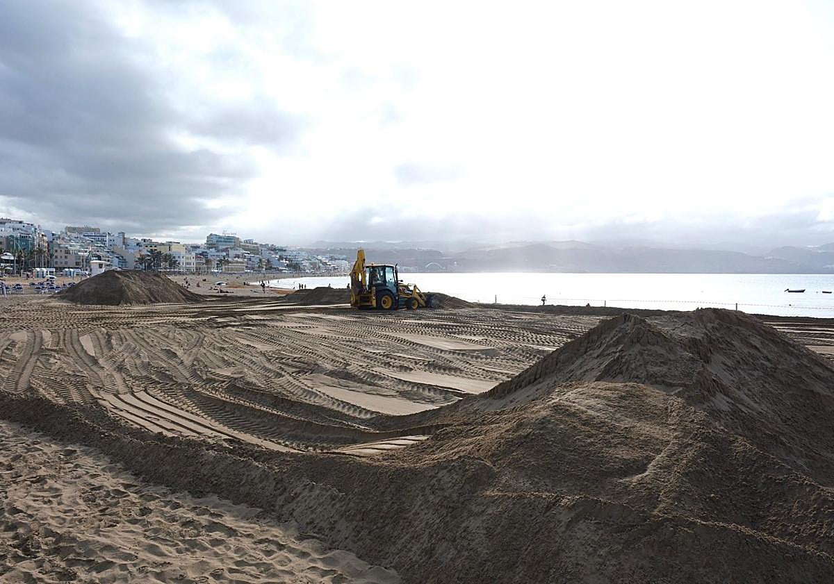 Imagen principal - Movimientos de arena en el arenal capitalino.
