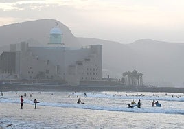 El Auditorio Alfredo Kraus custodia a los surferos.