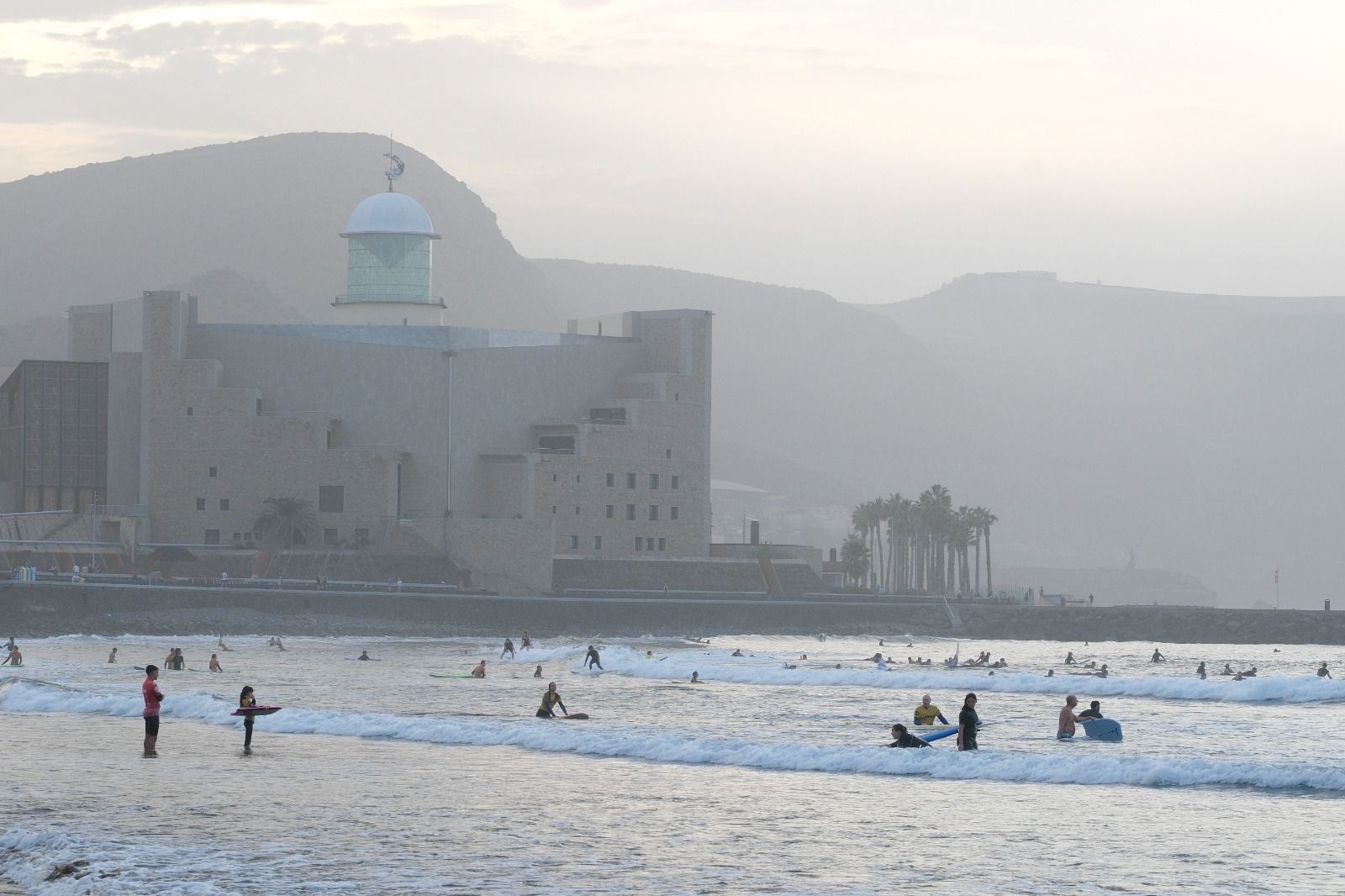 El Auditorio Alfredo Kraus custodia a los surferos.