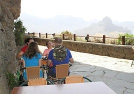 Imagen de archivo del mirador de La Cilla con un grupo de turistas en la terraza del restaurante.