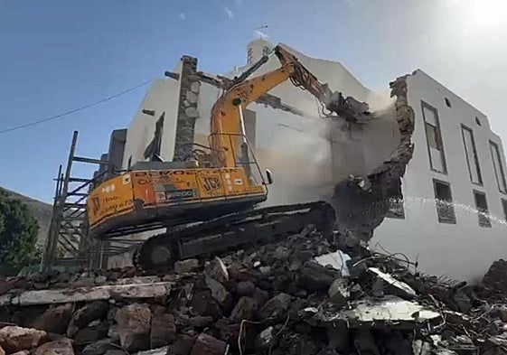 Derribo de los antiguos salones parroquiales de la iglesia de Santa Lucía.