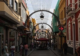 Un gran manto de luces de Navidad reposa en lo alto de la calle Capitán Quesada.