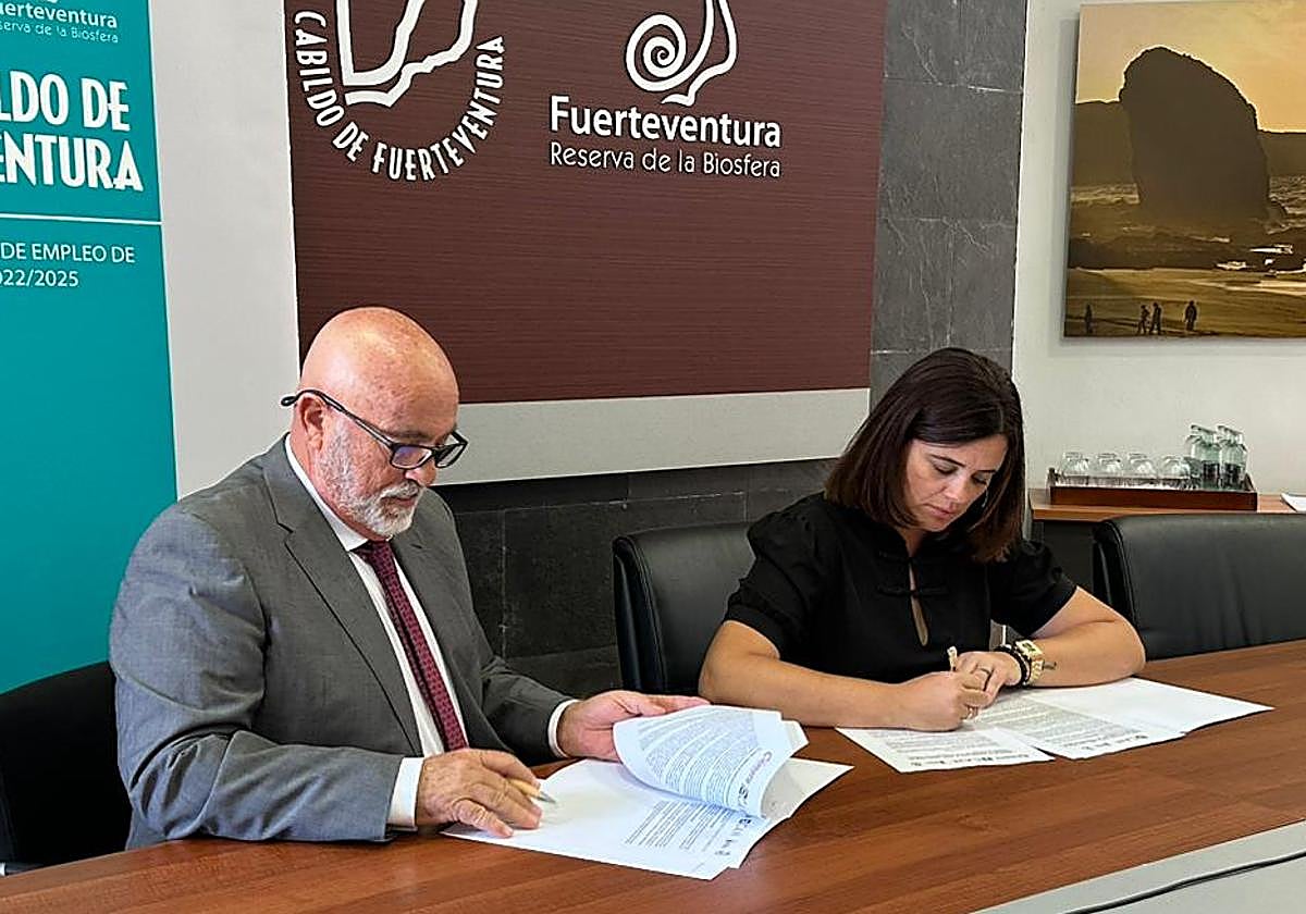 La consejera Nuria Cabrera y Juan Jesús Rodríguez Marichal, de la Cámara de Comercio, suscriben el convenio.