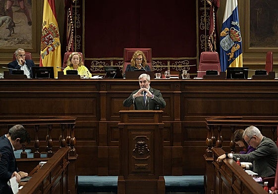 El presidente de Canarias, Fernando Clavijo, durante su intervención en el pleno del Parlamento de Canarias.