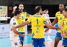 Celebración de un punto con Nico Bruno al frente.