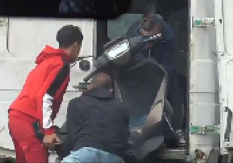 Imagen del momento en el que los ladrones introducen una de los motos dentro del furgón.