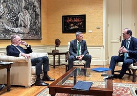El presidente de Fredica, Fernando González y el de Ganvam, Jaime Barea con Manuel Domínguez, ayer.