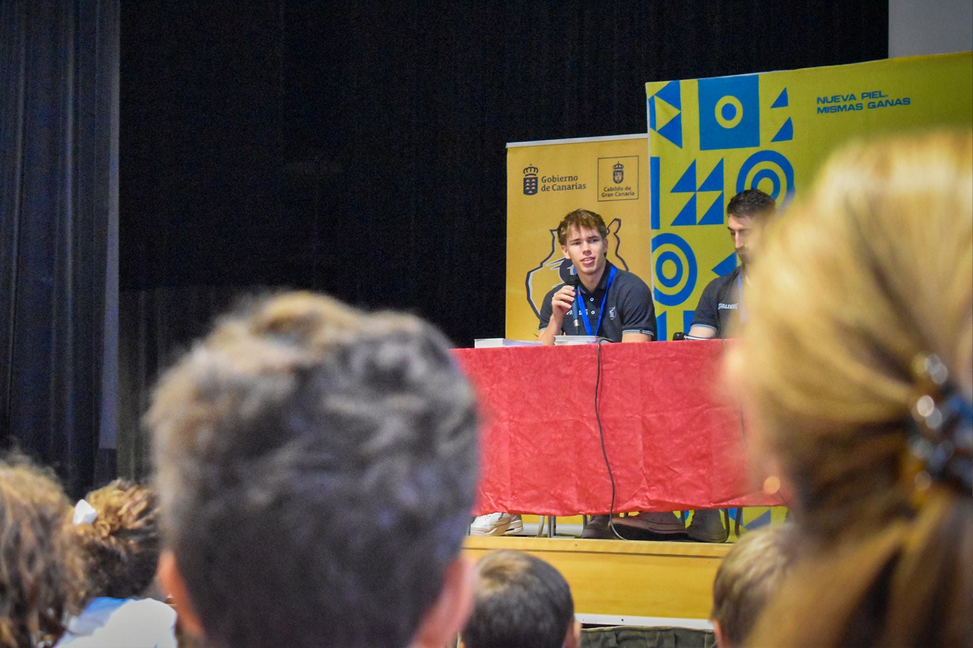 Los jugadores del Granca Eric Vila, Pierre Pelos y Eetu Heinonen visitan The British School of Gran Canaria