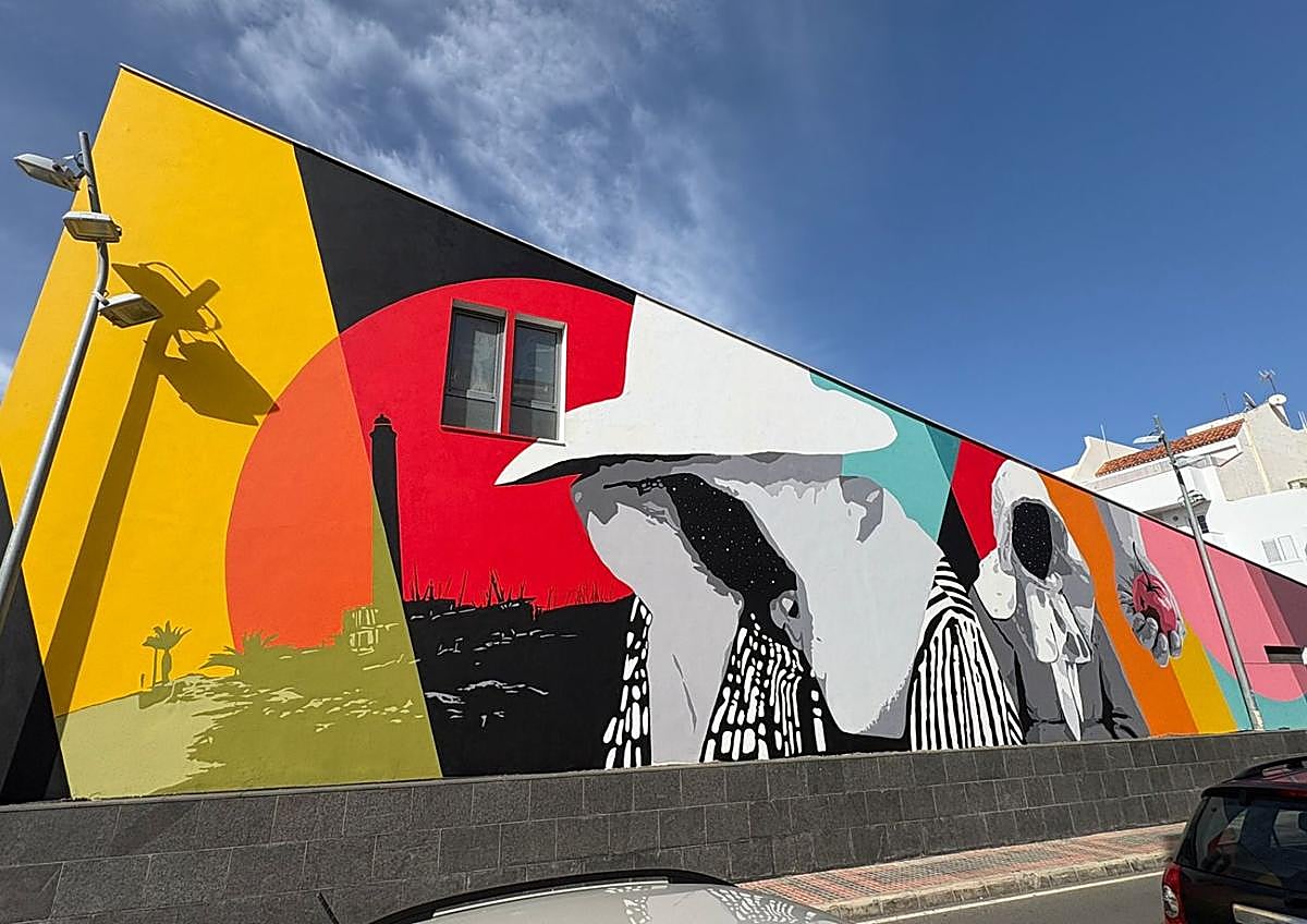 Imagen secundaria 1 - Distintos momentos del proceso de pintado del mural.