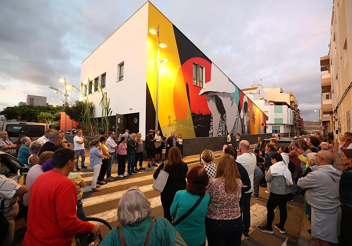 Imagen principal - El acto de inauguración concitó la atención de numerosos vecinos. A la derecha, debajo, el alcalde, durante su intervención.