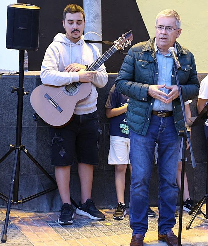 Imagen secundaria 2 - El acto de inauguración concitó la atención de numerosos vecinos. A la derecha, debajo, el alcalde, durante su intervención.