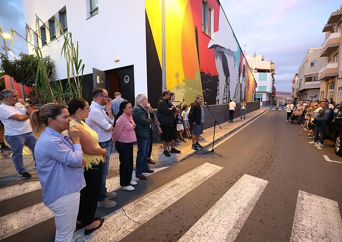 Imagen secundaria 1 - El acto de inauguración concitó la atención de numerosos vecinos. A la derecha, debajo, el alcalde, durante su intervención.