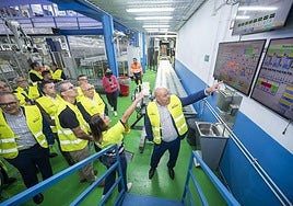 Óscar Díaz, propietario de Aguacana, mostró las instalaciones a las autoridades presentes en el acto.