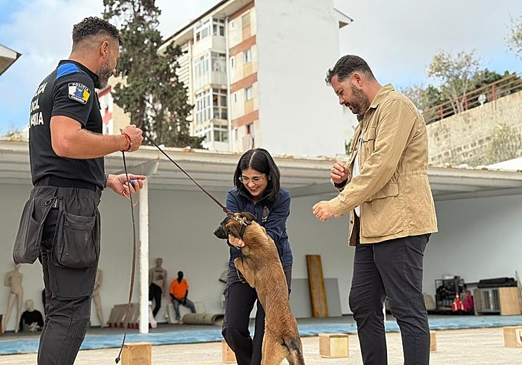 La alcaldesa Carolina Darias y Josué Íñiguez, concejal de Seguridad, en la Unidad Canina.