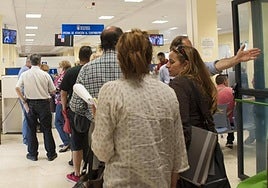 Imagen de archivo de colas en la oficina de atención al contribuyente de Las Palmas de Gran Canaria.