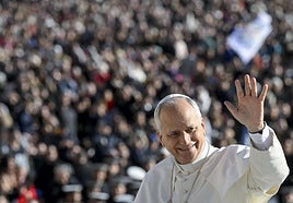 El papa León XIV saludando a sus fieles.