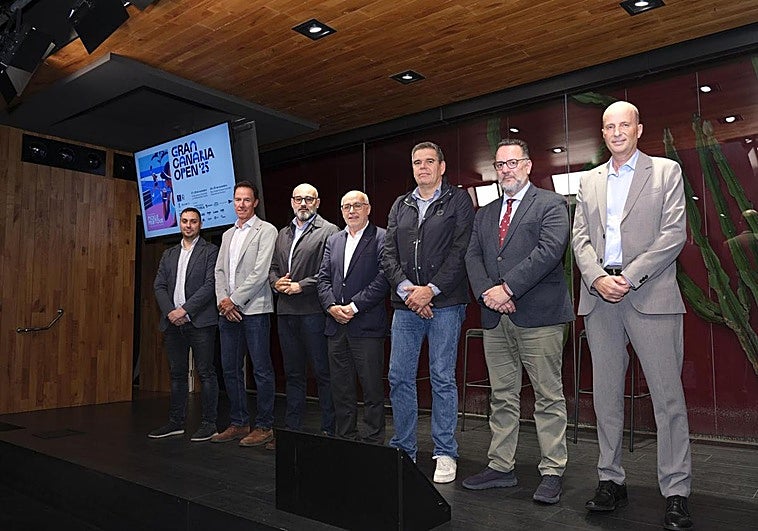 Foto de grupo al terminar el acto de presentación.