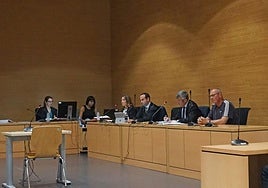 El encausado, primero por la derecha, en el juicio celebrado en la Ciudad de la Justicia de la capital grancanaria.