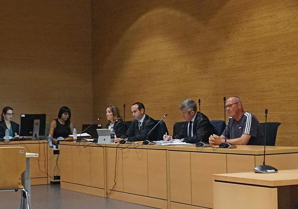 El encausado, primero por la derecha, en el juicio celebrado en la Ciudad de la Justicia de la capital grancanaria.