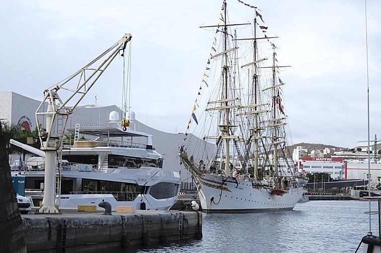 Imagen de ambas embarcaciones atracadas en el Puerto de Las Palmas.