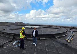 Consejero supervisando el inicio del proceso de instalación.