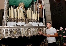 Fran Cabrera ante el trono que portarán los costaleros de la Virgen de la Esperanza y del Cristo de la Salud.