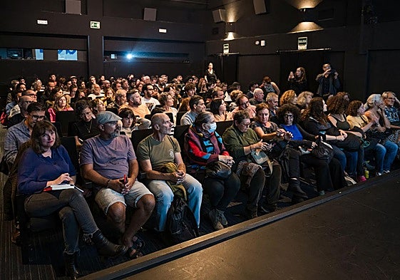 La sala de proyección de El Almacén, en Arrecife, minutos antes de comenzar la proyección, con todo su aforo al completo.