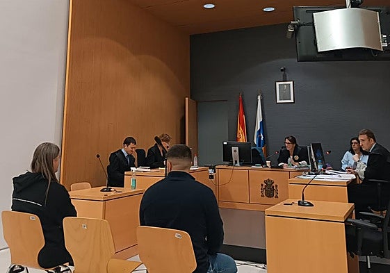 Imagen de dos de los tres encausados en el Juzgado de lo Penal 6 de la capital grancanaria. C7