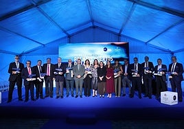 Marina Lanzarote acogió ayer la entrega de los Premios de la Fundación Puertos de Las Palmas. Foto de familia de premiados y representantes políticos.