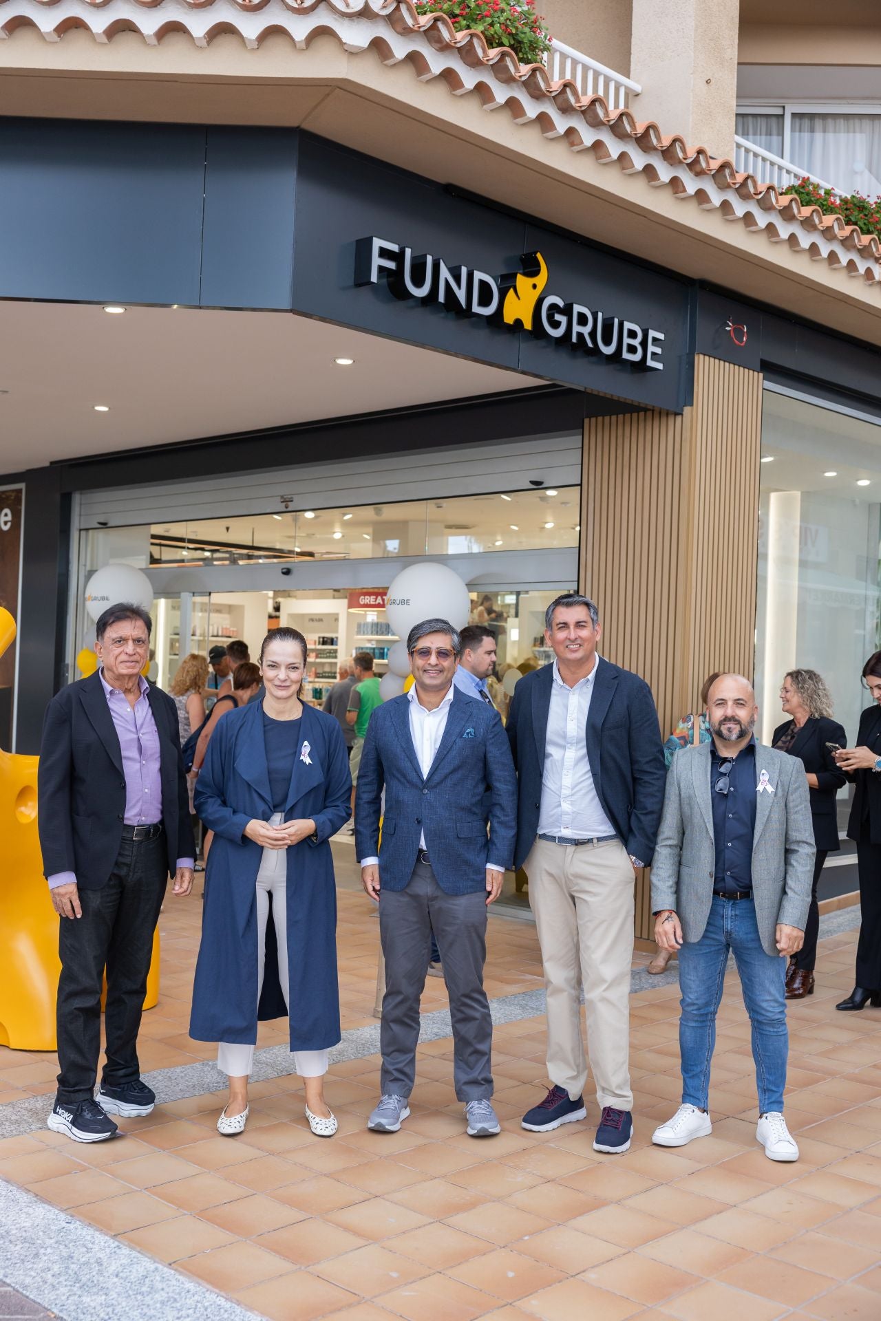 De izquierda a derecha, Shyam Aswani, Fundador del Grupo Ideal Joyeros, Fátima Lesmes Reverón, Alcaldesa de Arona, Dhiraj Chhabria Presidente y CEO de Fund Grube, Anup Aswani Presidente y CEO del Grupo Ideal Joyeros, y Rubens Delgado Delgado, Concejal Delegado del Servicio de Atención a la Ciudadanía (SAC).