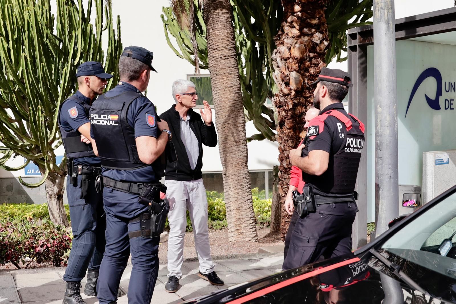 Las imágenes de la ULPGC tras el correo de amenaza terrorista