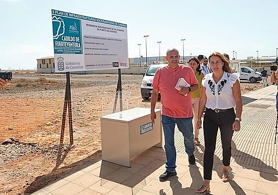 La presidenta majorera Lola García y el consejero de Acción Social, Víctor Alonso, en el acto de colocación de la primera piedra de la residencia insular de salud mental.