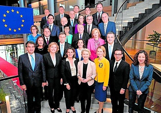 Ursula von der Leyen con el resto de integrantes de la Comisión Europea.