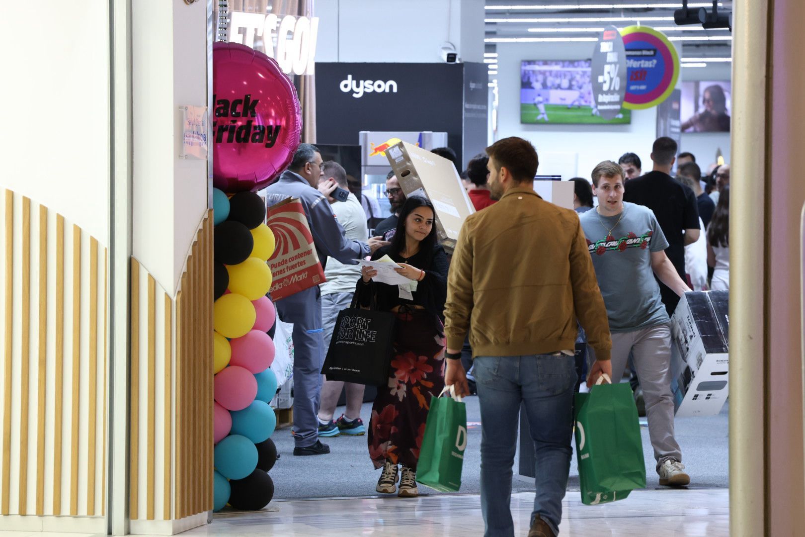 Imágenes de las compras por el Black Friday en zonas comerciales de Las Palmas de Gran Canaria