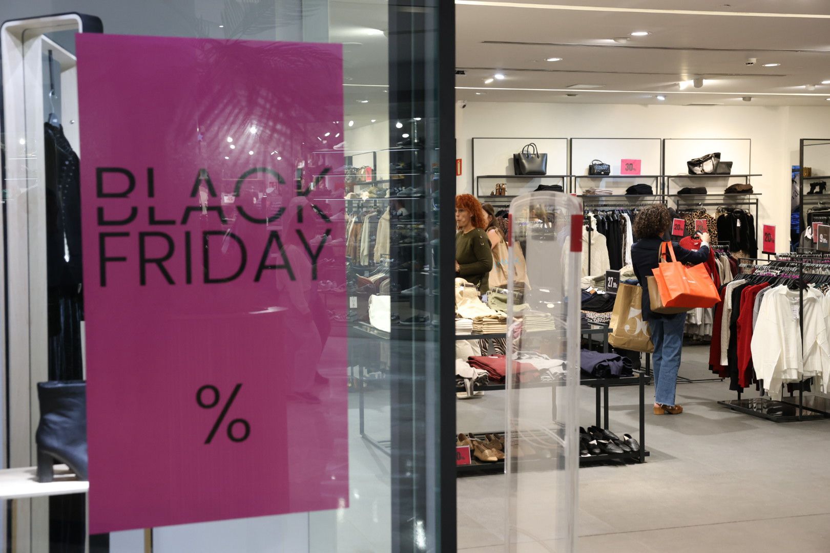 Imágenes de las compras por el Black Friday en zonas comerciales de Las Palmas de Gran Canaria