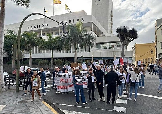 Protesta de familiares de usuarios de los CADI ante la Casa Palacio del Cabildo.