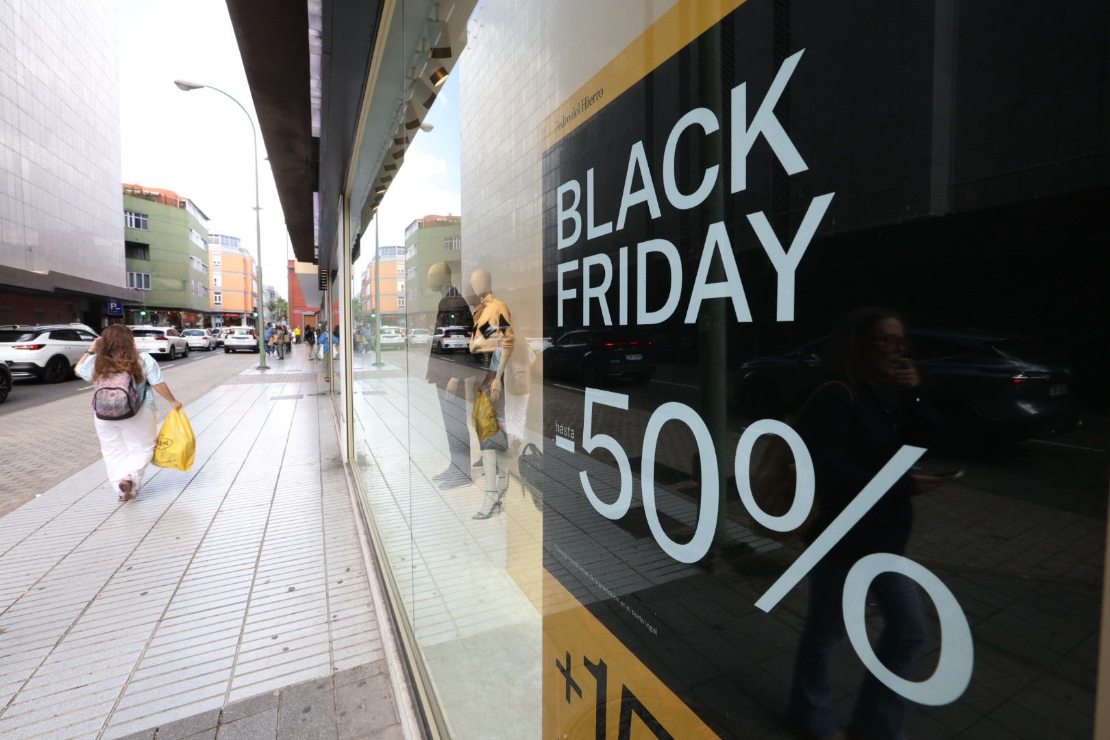 Imágenes de las compras por el Black Friday en zonas comerciales de Las Palmas de Gran Canaria