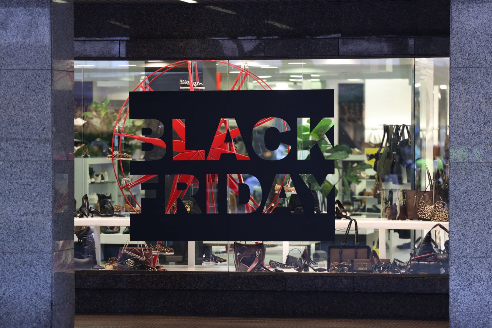 Imágenes de las compras por el Black Friday en zonas comerciales de Las Palmas de Gran Canaria