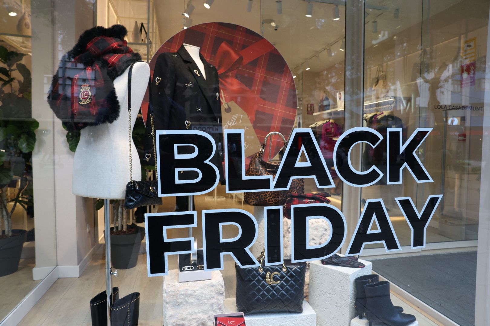 Imágenes de las compras por el Black Friday en zonas comerciales de Las Palmas de Gran Canaria