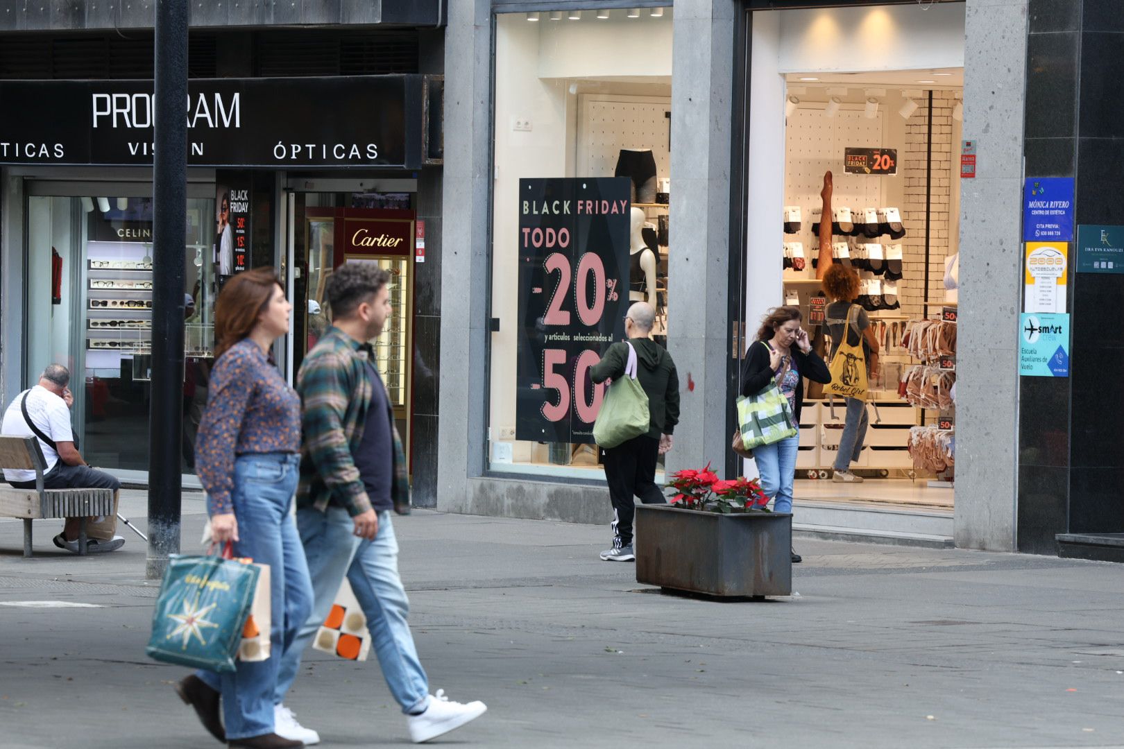 Imágenes de las compras por el Black Friday en zonas comerciales de Las Palmas de Gran Canaria