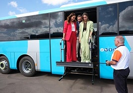 La presidenta Lola García, el consejero insular de Transportes, Luis González, y la directora general María Fernández prueban la plataforma para personas con movilidad reducida de una de las doce guaguas de estreno.