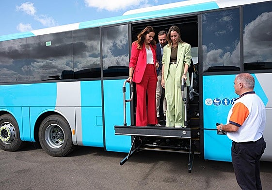 La presidenta Lola García, el consejero insular de Transportes, Luis González, y la directora general María Fernández prueban la plataforma para personas con movilidad reducida de una de las doce guaguas de estreno.