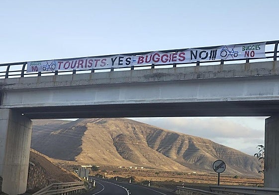 Pancarta colocada por vecinos de Guatiza.