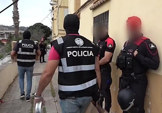 Agentes de la Policía Canaria realizan una entrada y registro en el inmueble de uno de los investigados.