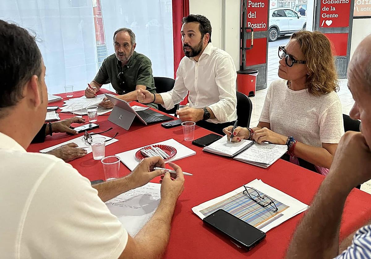 Los parlamentarios socialistas Rafael Nogales, Manuel Hernández y Rosa Cabrera.