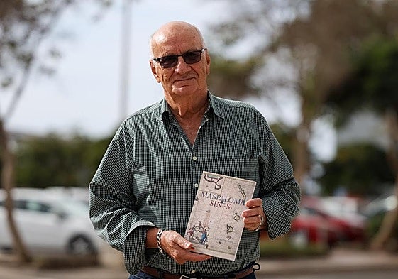 Pedro Franco posa con su libro en San Fernando de Maspalomas, donde reside.