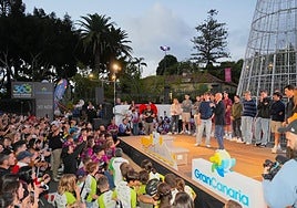 Pogacar y el resto de corredores, junto a las autoridades en Arucas.