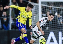 Barcia tuvo que multipicarse en la retaguardia amarilla, durante el choque ante el Castellón en tierras levantinas.