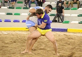 Adonay Rodríguez, uno de los mejores del Maninidra en el inicio, intenta una pardelera ante Santi El Faro.